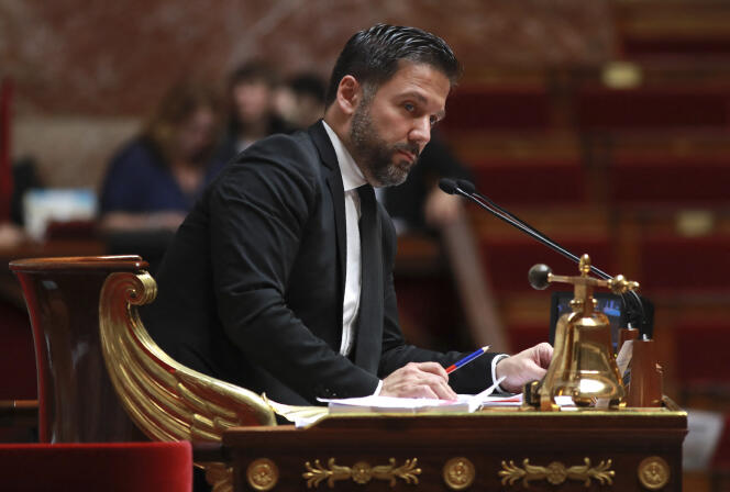 Le député français de La République en marche Hugues Renson préside un débat sur un projet de loi portantsur la moralisation de la vie politique à l’Assemblée nationale, à Paris, le 28 juillet 2017.