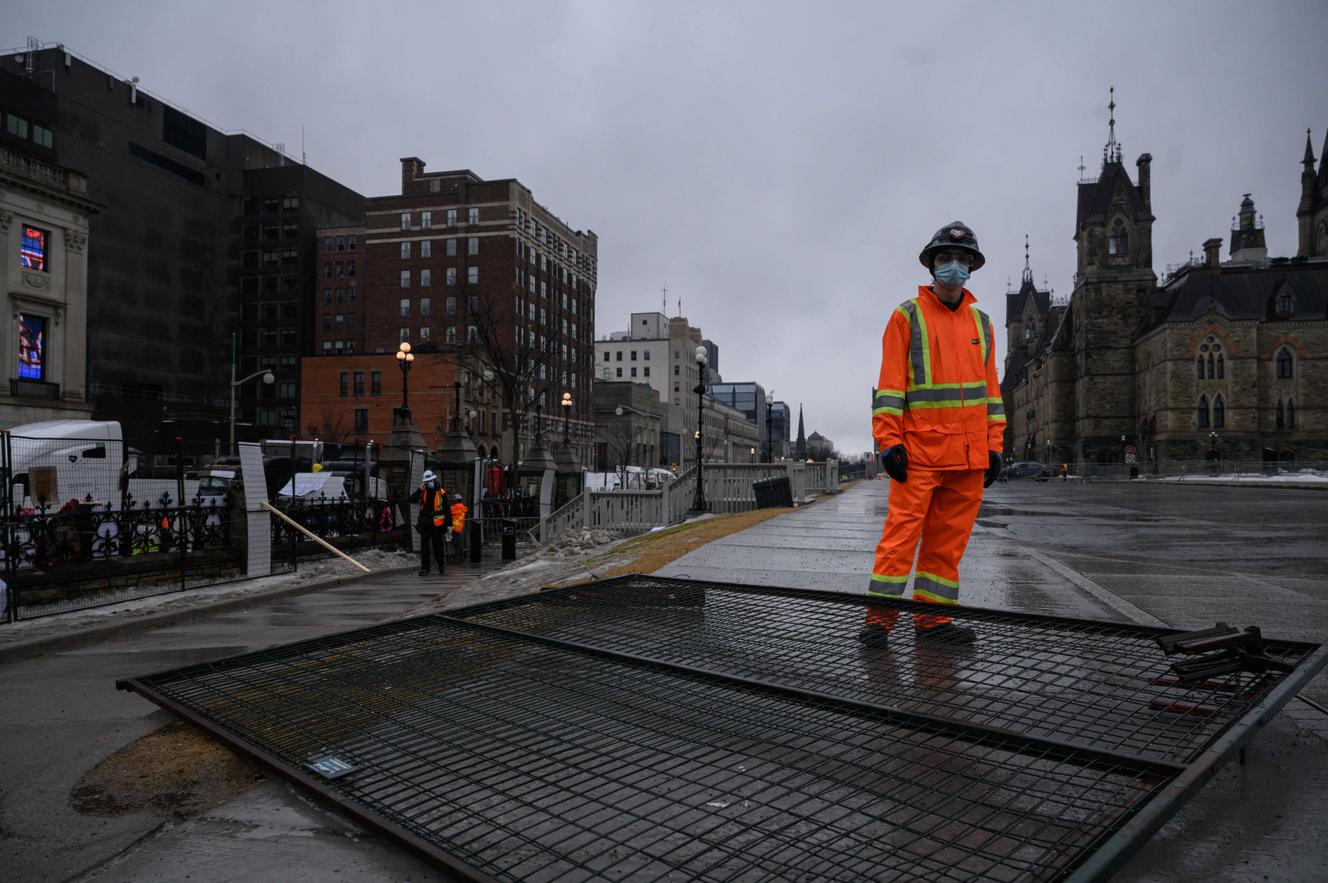 Barrières opgericht om het Canadese parlement te beschermen tegen protesten tegen gezondheidsbeperkingen, in Ottawa, 17 februari 2022.