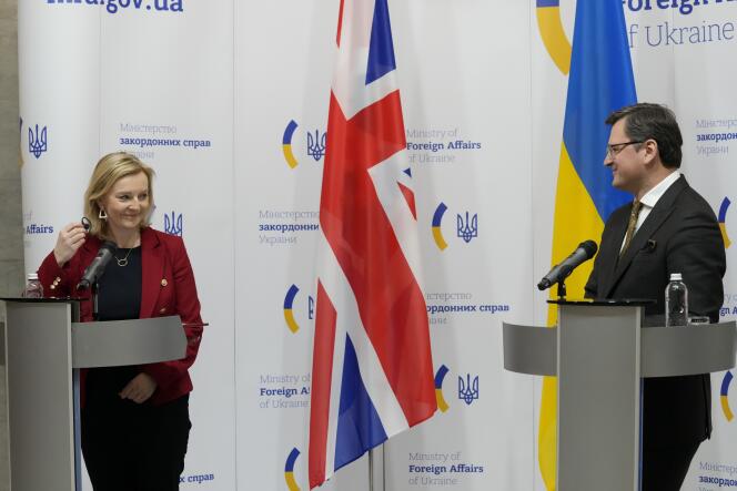 La ministre britannique des affaires étrangères, Liz Truss, et son homologue ukrainien, Dmytro Kuleba, à Kiev, le 17 février 2022.