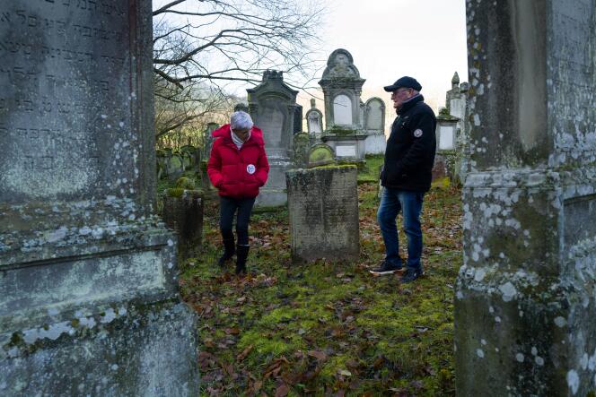 Les « veilleurs de mémoire » bénévoles Solange et Francis Laucher patrouillent dans le cimetière juif de Jungholtz, dans le Haut-Rhin, le 10 décembre 2019.