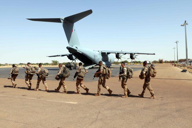 Des soldats français de la force « Barkhane », à Tombouctou, au Mali, le 5 décembre 2021.