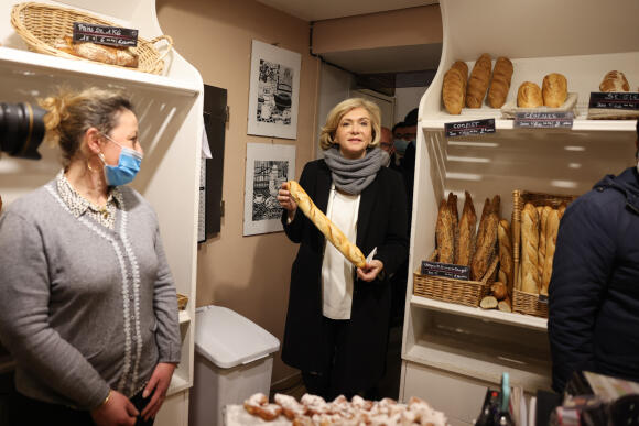 Au cours d'une visite d'une boulangerie à Nice, la candidate LR tient une baguette de pain qu'elle a fait elle-même.