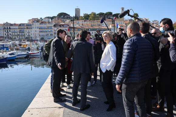 Valérie Pécresse sur le port de Cannes après avoir rencontré le maire de la ville, David Lisnard (LR).