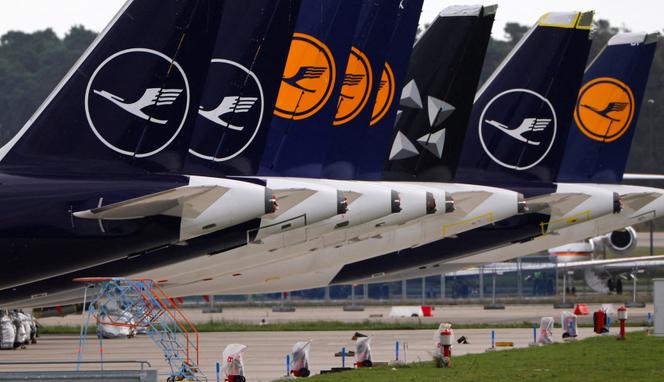 Avion Lufthansa stationné au terminal 1 du nouvel aéroport Willy-Brant de Berlin-Brandebourg, Allemagne, le 29 octobre 2020.