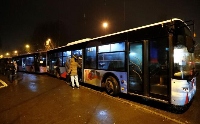 Am 18. Februar 2022 werden Busse gechartert, um Einwohner der Stadt Donezk in den Händen prorussischer Separatisten in der Ukraine zu evakuieren.
