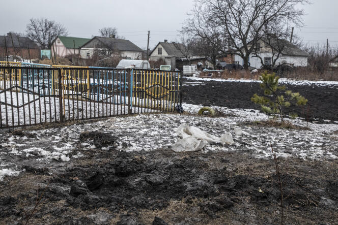 Après des bombardements sur une école et des maisons de Vrubivka, près de la ligne de contact dans la région de l’oblast de Louhansk, à l’est de l’Ukraine, le 18 février 2022.