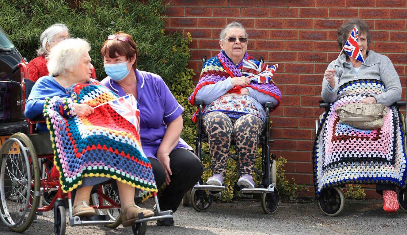Des résidents d’une maison de retraite rassemblés pour fêter un anniversaire à Scunthorpe (Royaume Uni) le 4,mai 2020.