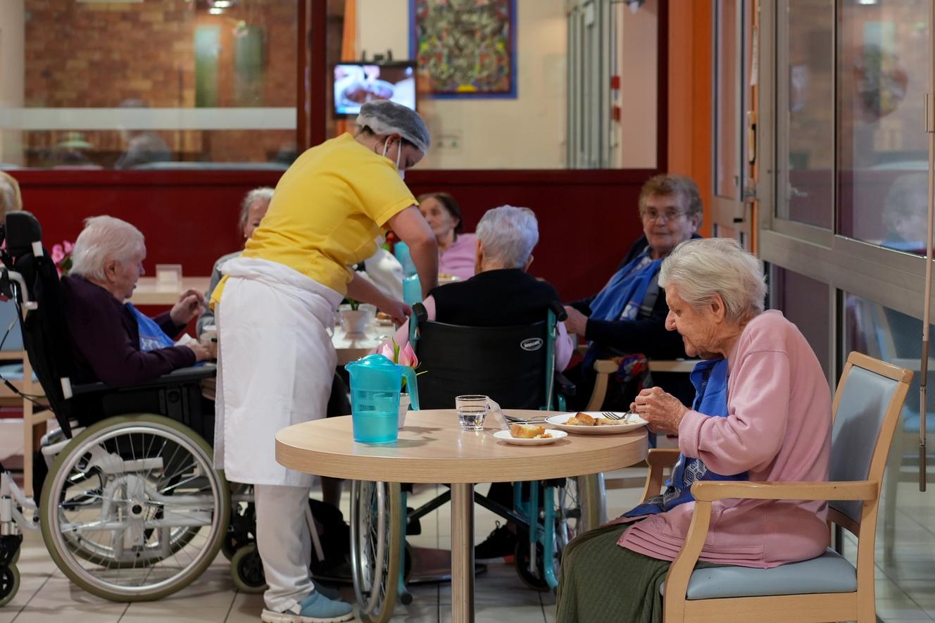 Au moment du dîner à l’Ehpad des Cent Marches à Montfort-en-Chalosse (Landes),  le 10 février 2022.