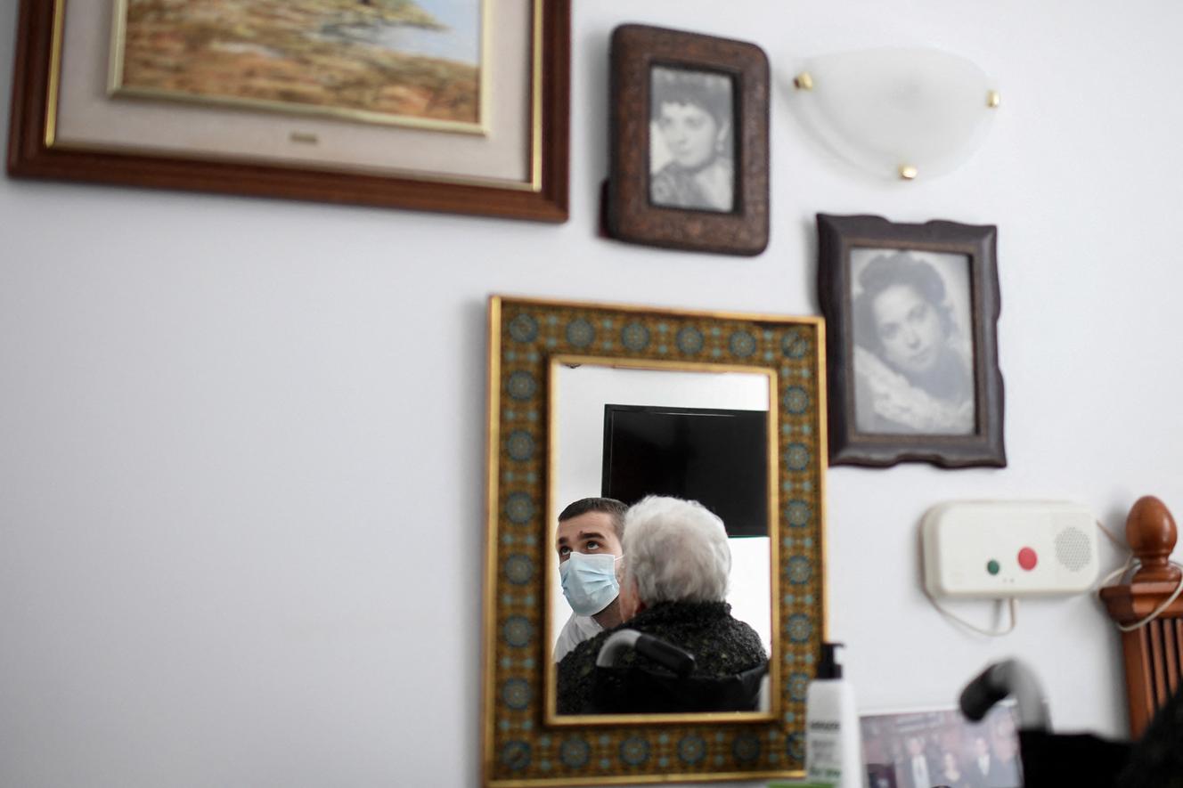 Un physiothérapiste rend visite à un retraité à Madrid, le 24 avril 2020.