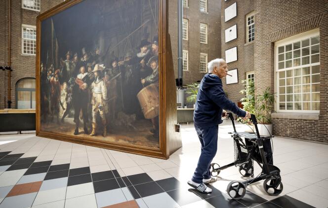Une reproduction du tableau « La ronde de nuit » de Rembrandt, à la maison de retraite Sarphati House, à Amsterdam, le 20 juillet 2020.
