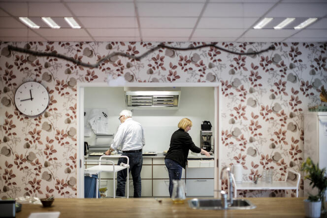 Un résident et une travailleuse sociale préparent un repas dans la résidence pour personnes âgées de Plejecenter Skovehuset, à Hillerod (Danemark), le 22 mai 2019.