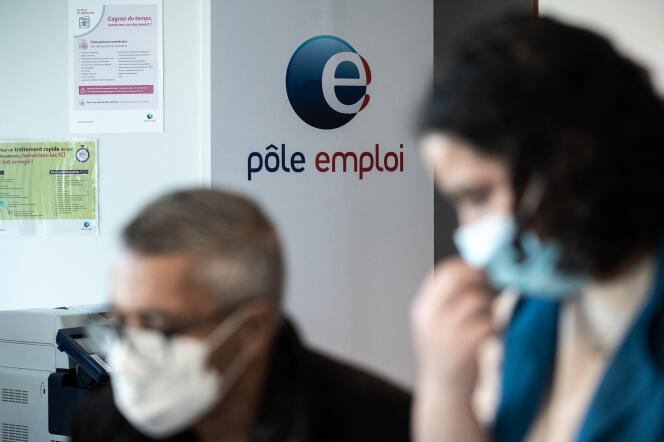 Une employée de Pôle emploi aide un homme à remplir des papiers dans une agence à Bordeaux (Gironde), le 8 février 2022.