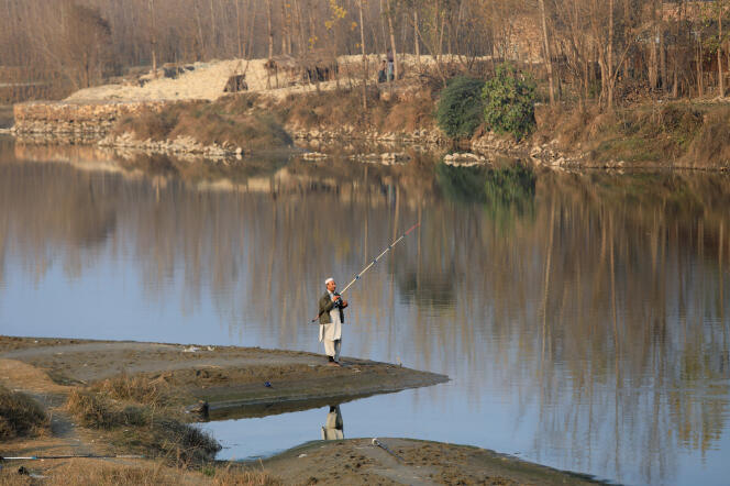 Un homme pêche au bord de la rivière Sardar Yab, à Charsadda, près de Peshawar, au Pakistan, le 3 janvier 2020.