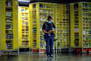 Un technicien contrôle les robots, dans l’entrepôt d’Amazon à Eastvale (Californie), le 31 août 2021.