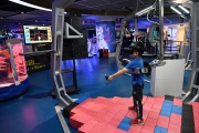 Un enfant joue à un jeu de réalité virtuelle, à Pékin, le 18 septembre 2021.