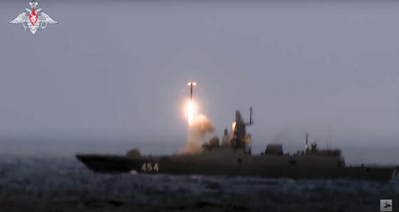 Cette photo tirée d’une vidéo fournie par le service de presse du ministère russe de la Défense, le samedi 19 février 2022, montre un missile de croisière Zircon lancé depuis une frégate de la marine russe lors d’exercices militaires.