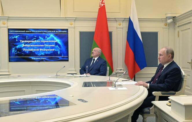 Le président russe Vladimir Poutine (à droite) et son homologue biélorusse, Alexandre Loukachenko, observent des tirs d’entraînement de missiles balistique à Moscou, samedi 19 février 2022.