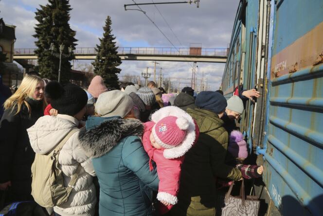 Des habitants de Debaltseve prennent le train pour fuir vers la Russie, dans l’oblast de Donetsk, en Ukraine, le 19 février 2022.