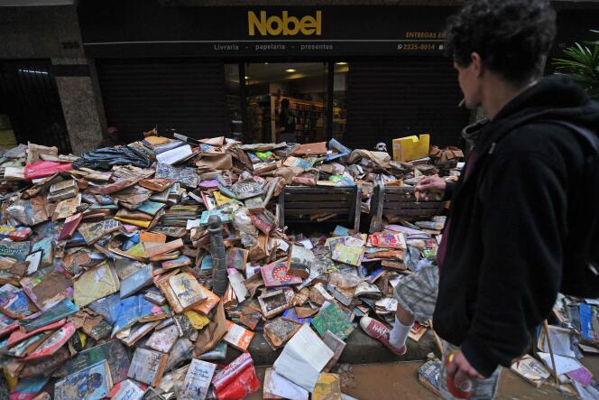 Des milliers de livres d’une librairie abîmés par les inondations, à Petropolis, le 19 février 2022.