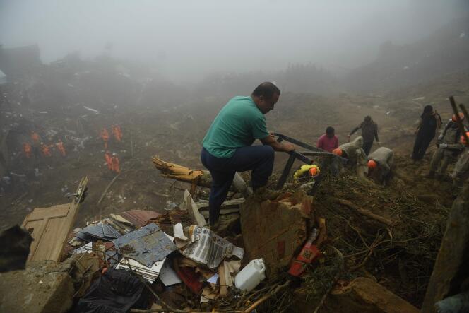 Des sauveteurs cherchent les victimes du glissement de terrain qui a ravagé la ville de Petropolis, au Brésil, le 19 février 2022.