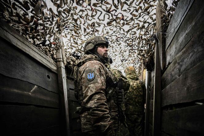 Des soldats ukrainiens patrouillent sur la ligne de front près du village de Novolouhanske, dans l’est de l’Ukraine, le 19 février 2022.