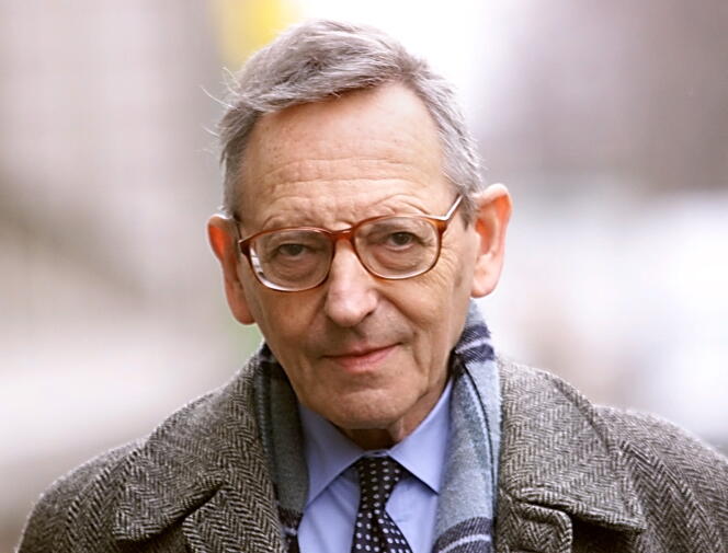 Le biologiste François Gros le 18 février 1999, à Paris.