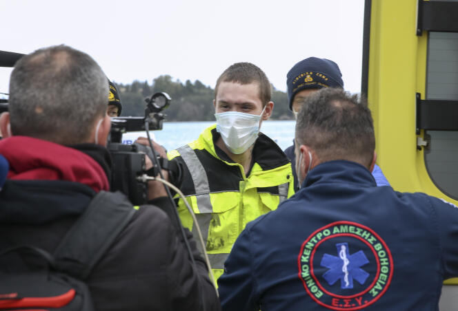 Le survivant, un chauffeur routier, est arrivé au port de Corfou, samedi 20 février 2022, vêtu simplement d’un short et d’un tee-shirt et en tongs.