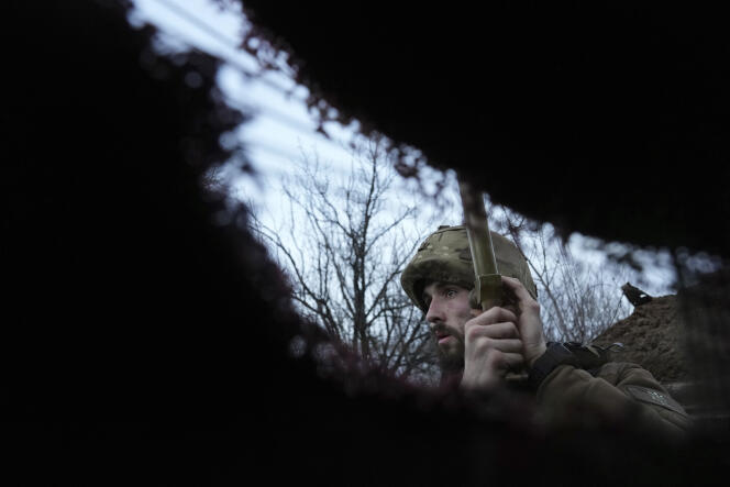 Un soldat ukrainien sur la ligne de front avec les séparatistes prorusses, près de Zolote (oblast de Louhansk), le 19 février 2022.