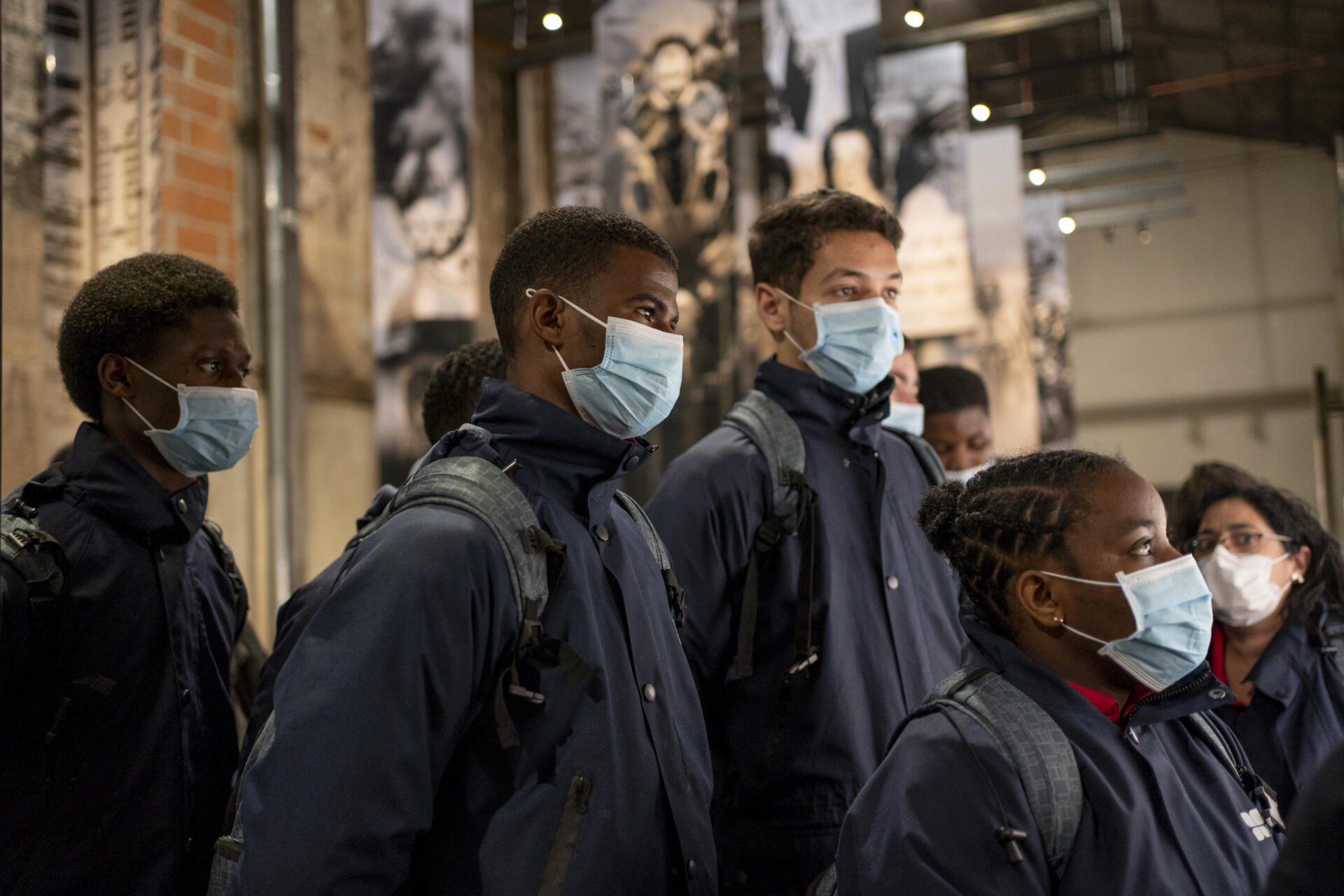 Huit volontaires de l’Epide, âgés de 17 à 25 ans,  visitent le camp des Milles (Bouches-du-Rhône), le 8 février 2022.