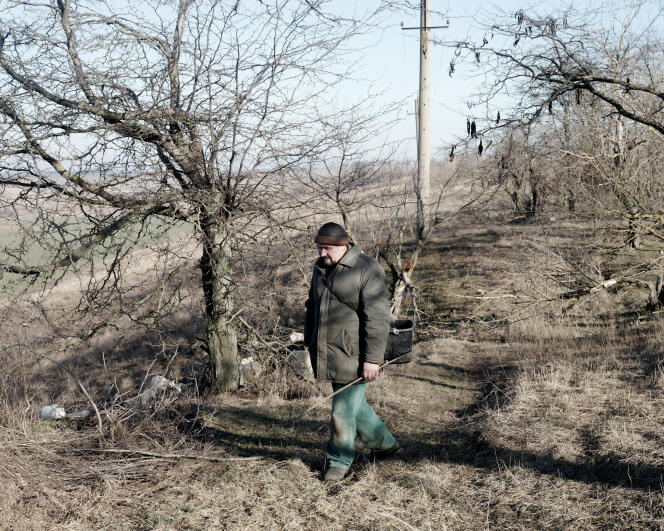 Ivan, 60 ans, un berger à la retraite, parmi les quelques civils de Sopyne, le 19 février 2022.