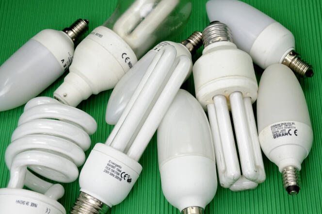 Si l’Union européenne va interdire l’utilisation d’ampoules fluocompactes dès 2023, elle n’envisage pas pour autant d’en interdire la production.