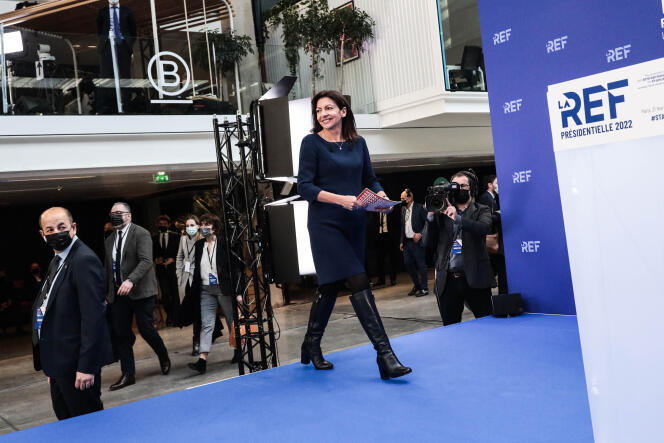 Anne Hidalgo s’avance sur la scène pour présenter ses propositions économiques au Medef, à Paris, le 21 février 2022.