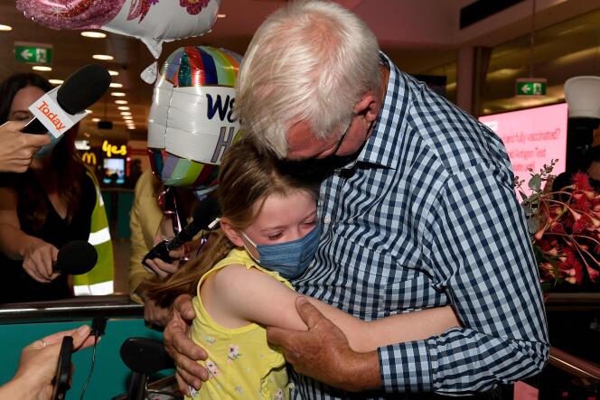 Retrouvailles entre un grand-père et sa petite fille à l’aéroport de Sydney, le 21 février 2022, après la réouverture des frntiètres, fermées depuis deux ans à cause de la pandémie de Covid-19, aux personnes disposant d’un schéma vaccinal complet.