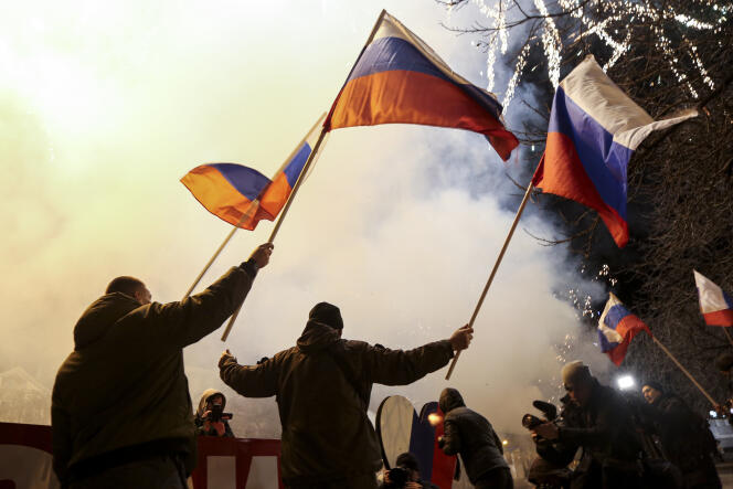 Manifestants prorusses célèbrant la reconnaissance par Moscou de l’indépendance de leur région, lundi 21 février, 2022, à Donetsk, en Ukraine.