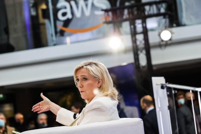 Marine Le Pen, au siège du Medef, à Paris, le 21 février 2022.