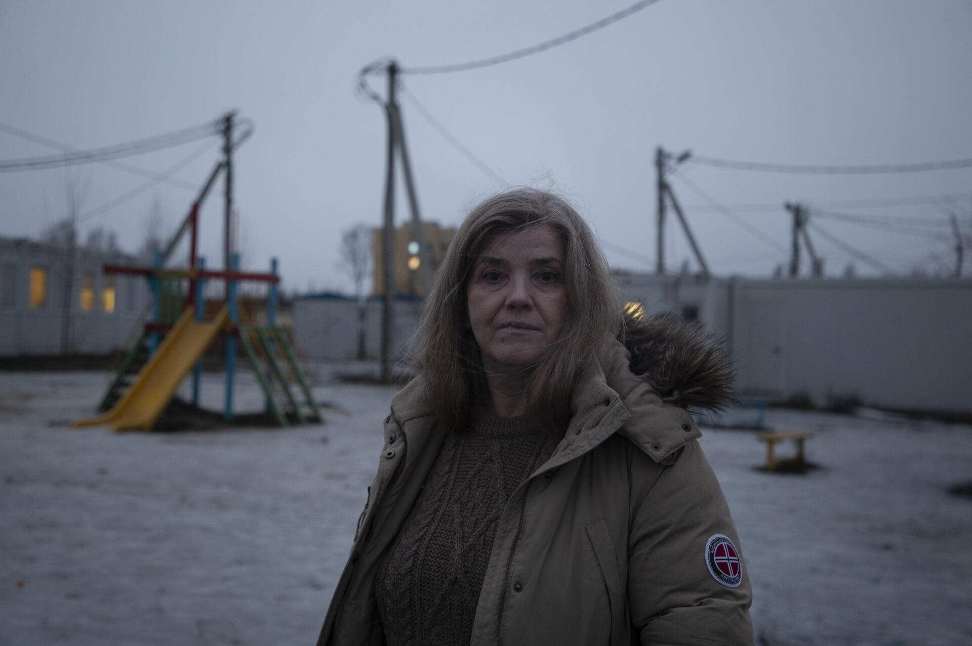 Originaire de Molodohvardiis’k dans la région de Louhansk, au Donbass, Lioudmyla Bobova pose devant les préfabriqués du centre d’hébergement où elle vit depuis 2015, à Kharkiv, en Ukraine, le 19 février 2022.