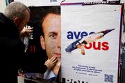 Collage d’affiche  en faveur d’Emmanuel Macron, à Issy-les-Moulineaux (Hauts-de-Seine), le 18 février 2022.