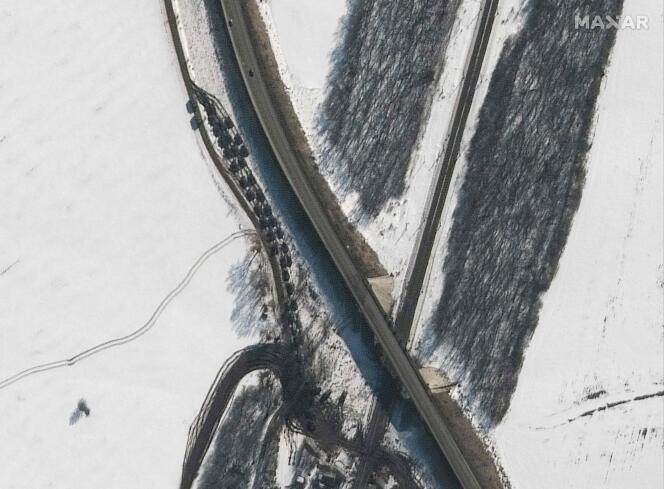 Des images de la société américaine d’imagerie satellitaire Maxar, prises le 20 février 2022, montrent une colonne de blindés se dirigeant vers le sud, près de Soloti (Russie), aux abords de la frontière ukrainienne.