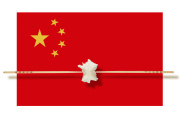 Baguettes chinoises tenant une carte de France formée de riz sur un drapeau chinois