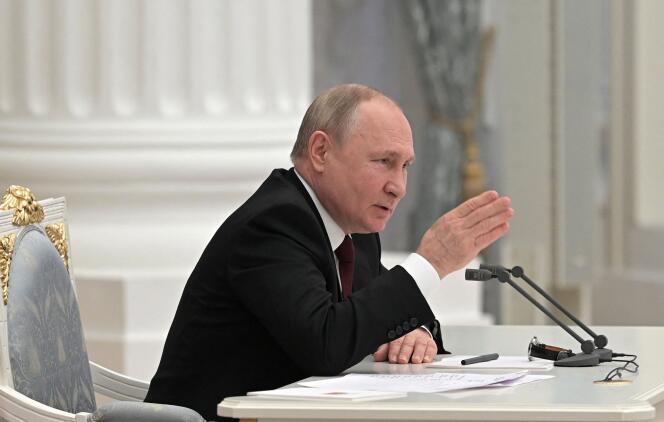 Le président russe, Vladimir Poutine, préside une réunion avec les membres du conseil de sécurité, à Moscou, le 21 février 2022.