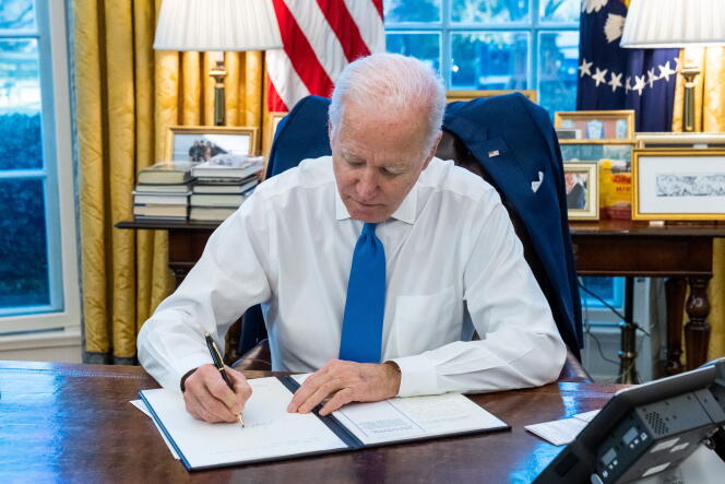 Joe Biden signe un décret interdisant le commerce entre Américains et les régions séparatistes d’Ukraine, à Washington, le 21 février 2022.
