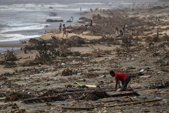 Des enfants cherchent des débris réutilisables pour rebâtir des abris de fortune après le passage du cyclone Batsirai sur leur ville, Mananjary, quasiment détruite le 8 février 2022.