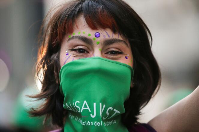 Une militante colombienne pro-choix célèbre la décision de la Cour constitutionnelle de son pays de décriminaliser l’avortement, le 22 février 2022, à Bogota.
