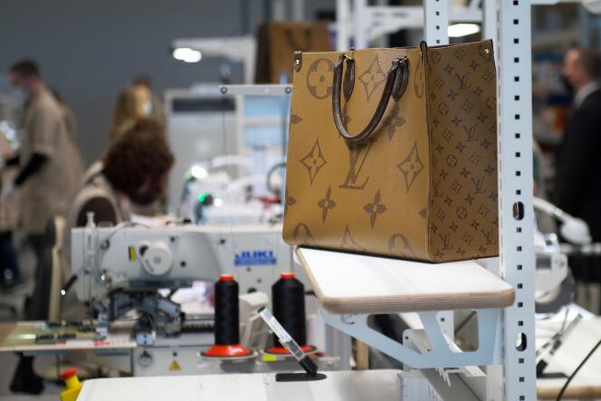 Un sac en cours de fabrication dans l’atelier Louis Vuitton nommé « L’Oratoire » lors de son inauguration, à Azé (Loir-et-Cher), le 22 février 2022.