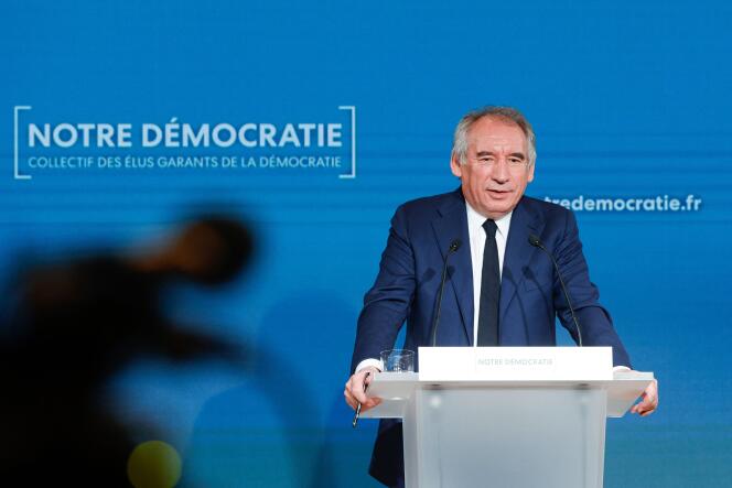 Le président du MoDem, François Bayrou, donne une conférece de presse sur sa « banque de parrainages », au siège de son parti, à Paris, le 22 février 2022.