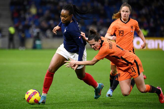 French striker Marie-Antoinette Katoto escapes against Dutch defender Merel van Dongen on February 22, 2022, at the Océane stadium in Le Havre.