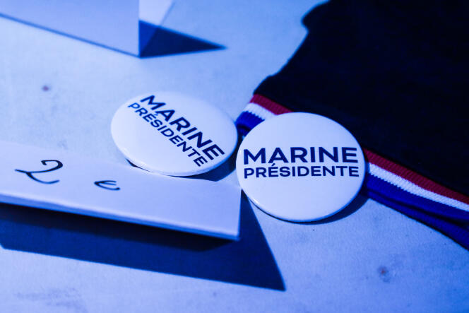 Badges de campagne de Marine Le Pen, lors d’un meeting, à Vallauris (Alpes-Maritimes), le 11 février 2022.