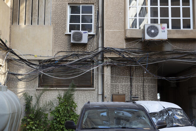 Des fils reliés à un générateur sont suspendus à un bâtiment du quartier de Geitawi, à Beyrouth, le 21 février 2022.