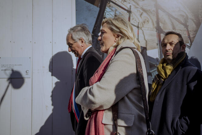 La candidate RN, Marine Le Pen, avec le maire Franck Briffaut et le député Sébastien Chenu, à Villers-Cotterêts (Aisne), le 15 février 2022.