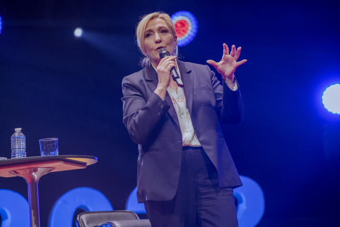 La candidata del Rally Nacional, Marine Le Pen, responde a las preguntas de los jóvenes votantes durante el evento organizado por France Inter y la asociación Chemins d'avenir, en París, el martes 22 de febrero de 2022.